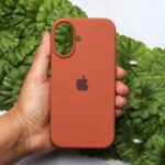適用於蘋果 iPhone 17 的棕色原廠矽膠保護殼